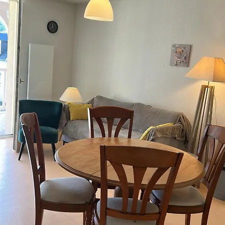 Au Pied De La Montagne